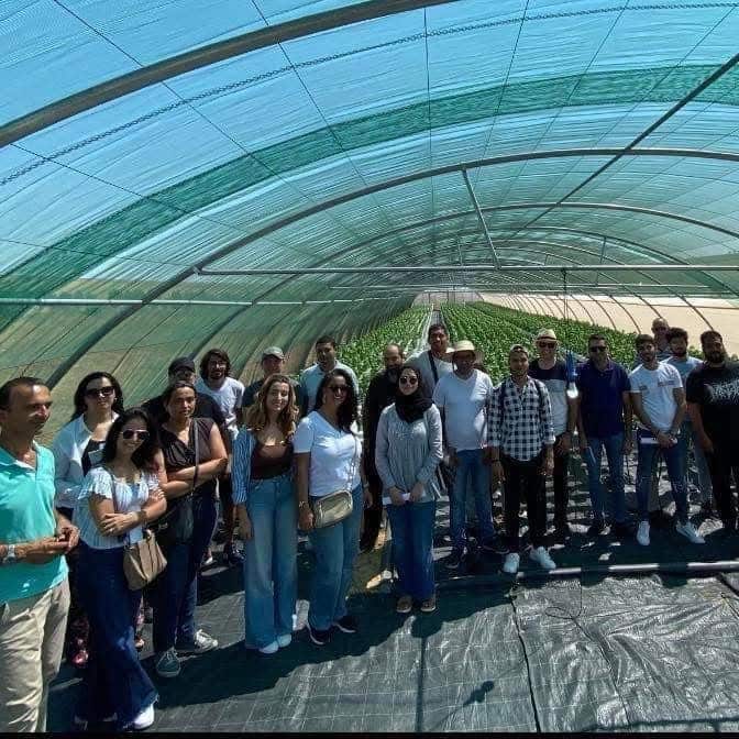 Visite de groupe à l'intérieur d'une serre hydroponique La Ferme Urbaine