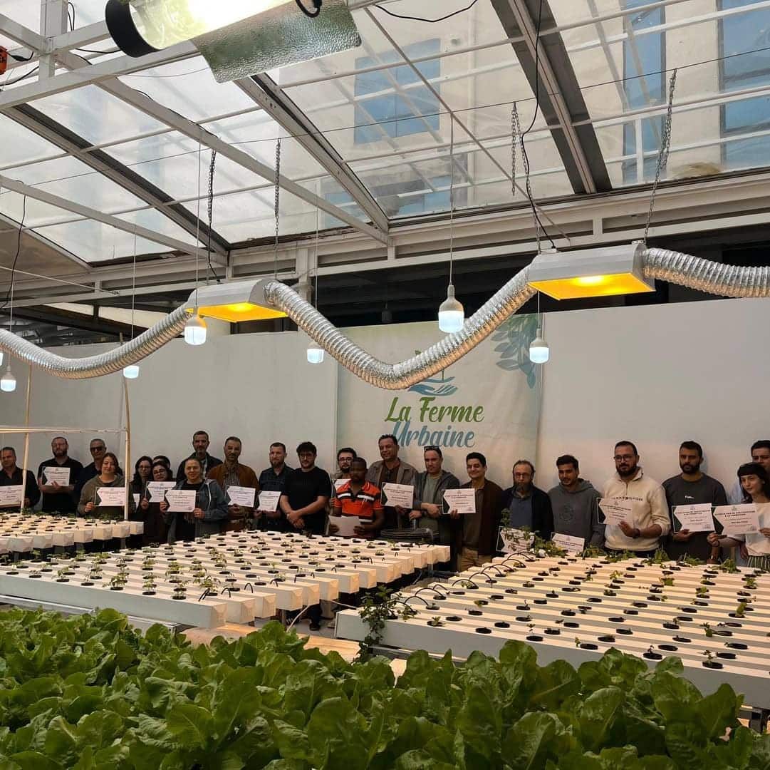 Groupe de participants recevant leur attestation de formation à l'hydroponie
