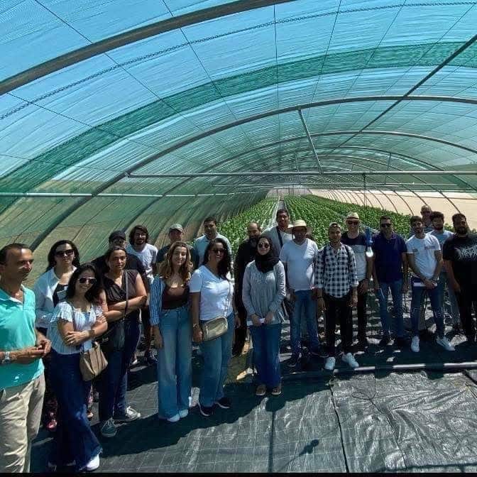 Visite de groupe à l'intérieur d'une serre hydroponique La Ferme Urbaine
